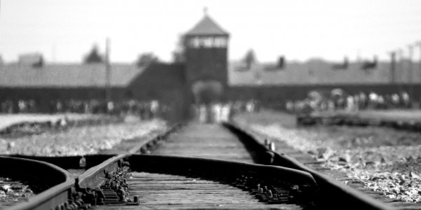 Tory prowadzące do nazistowskiego obozu koncentracyjnego Auschwitz-Birkenau