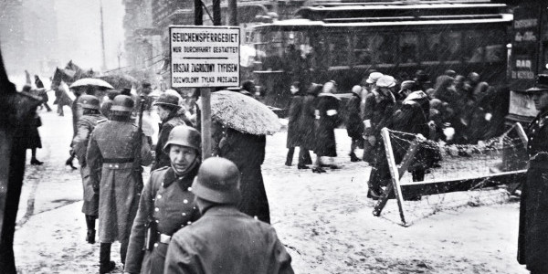 fot. ŻIH/Forum Pierwsza forma wygrodzenia dzielnicy, róg Chłodnej i Żelaznej, zima 1939/40 r.