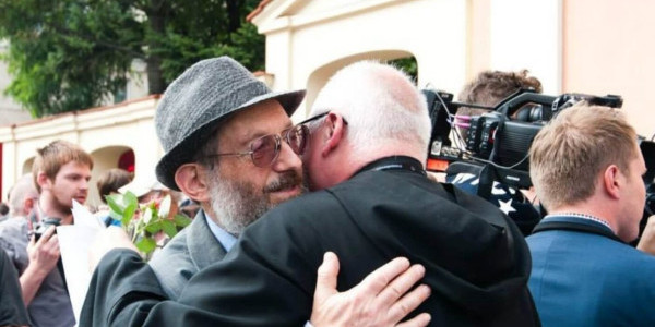 Prof. Stanisław Krajewski i o. Wiesław Dawidowski OSA podczas międzyreligijnego marszu solidarności z prześladowanymi chrześcijanami, Warszawa, 2014 r. Fot. Marcin Kiedio