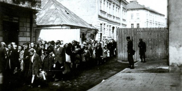 Wyjście Żydów z getta w 1943 roku. Brama do getta oddzielająca ul. Kopernika od ul. Grunwaldzkiej, która była już po aryjskiej stronie. Zdjęcie pochodzi z Wirtualnego Sztetla, Fundacji Shalom
