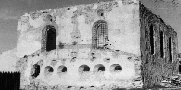 RUINY SYNAGOGI, WIDOK ELEWACJI OD STRONY ZACHODNIEJ, 1950 R. (ODBITKA). FOT. ADAM MIŁOBĘDZKI ZE ZBIORÓW IS PAN