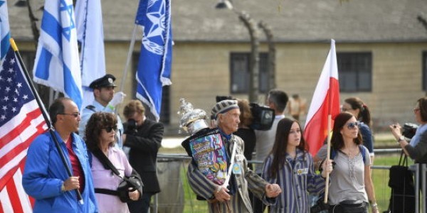 Były więzień Edward Mosberg z wnuczką Jordaną Karger. Fot. Tvn24.