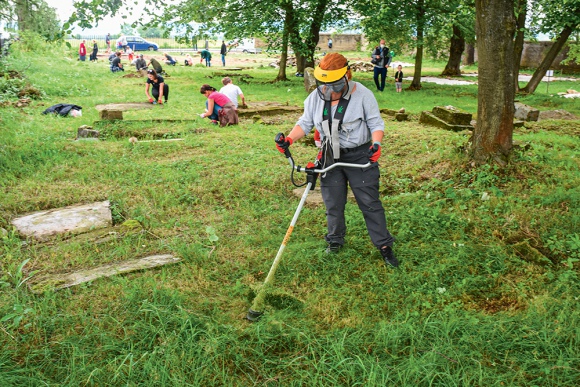 2021-08-27-dariusz-popiela-cmentarz.jpg